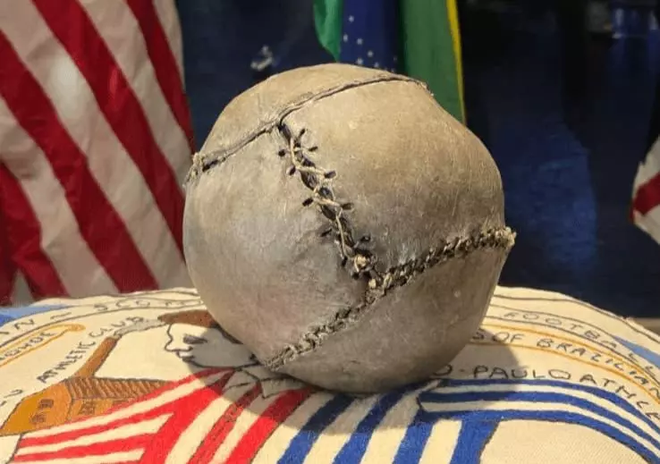 Bruno Costa recebe bola mais antigo do mundo, relíquia estará no jogo entre Brasil e Escócia